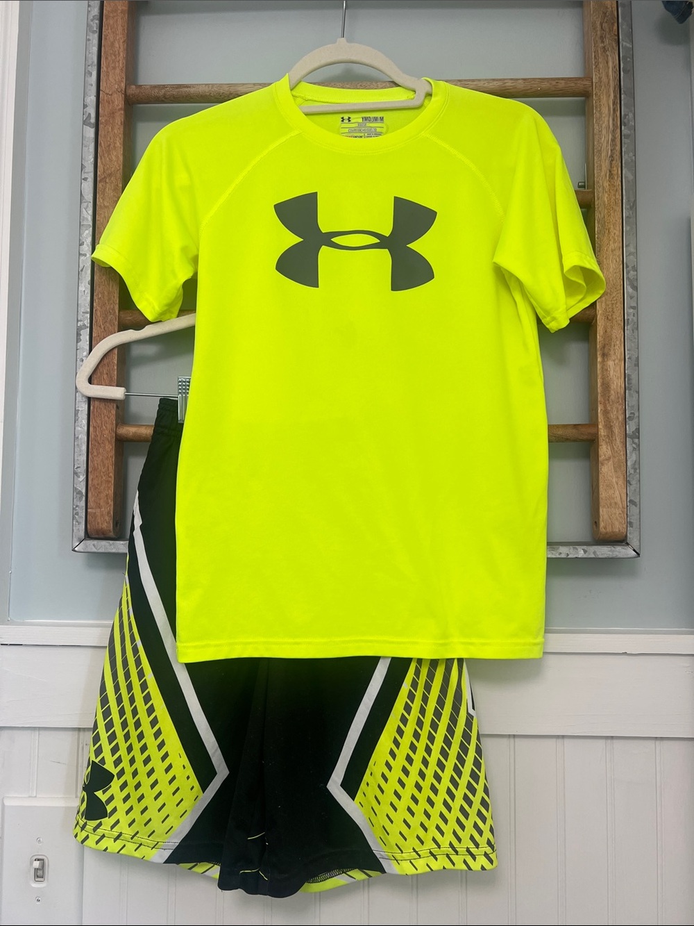 Boys under Armour, performance shorts and shirt set small/medium black yellow